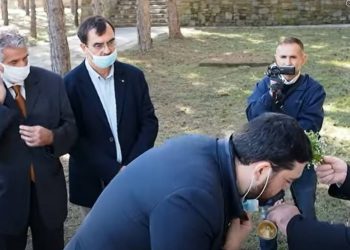 Γρεβενά: Ο μητροπολίτης καλούσε τους επισήμους να κατεβάσουν τις μάσκες για να φιλήσουν τον σταυρό
