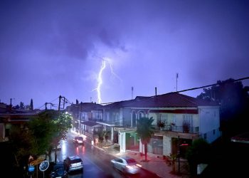 Κακοκαιρία: Συνεχίζει αγριεμένη την επέλασή της η «Αθηνά» – Κίνδυνος πλημμυρών σε αρκετές περιοχές