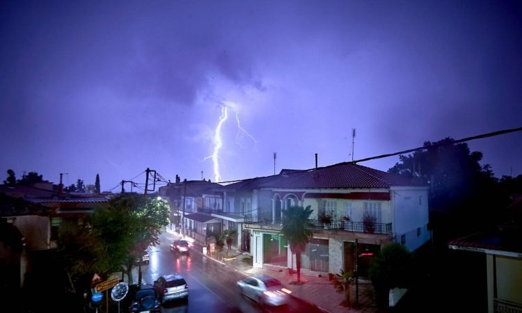 Κακοκαιρία: Συνεχίζει αγριεμένη την επέλασή της η «Αθηνά» – Κίνδυνος πλημμυρών σε αρκετές περιοχές