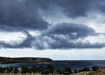 Καιρός: Συννεφιασμένη Κυριακή με ανέμους έως 7 μποφόρ στα πελάγη – Μικρή άνοδος της θερμοκρασίας