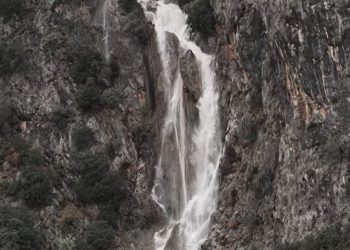 Ο σπανιότερος καταρράκτης της Ελλάδας που αναγεννιέται μόνο όταν αυτός το θέλει βρίσκεται στην Αγία Παρασκευή Καλαμπάκας (video)