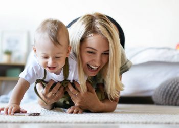 Έρευνα: Πώς το μπουσούλημα επηρεάζει την ανάπτυξη αντίληψης του βρέφους;