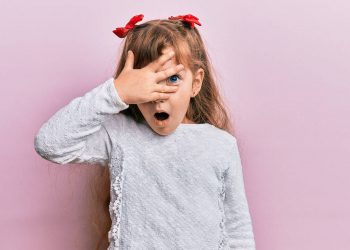 Ντροπαλό παιδί στο σχολείο: Απλά tips για να τονώσετε την αυτοπεποίθησή του