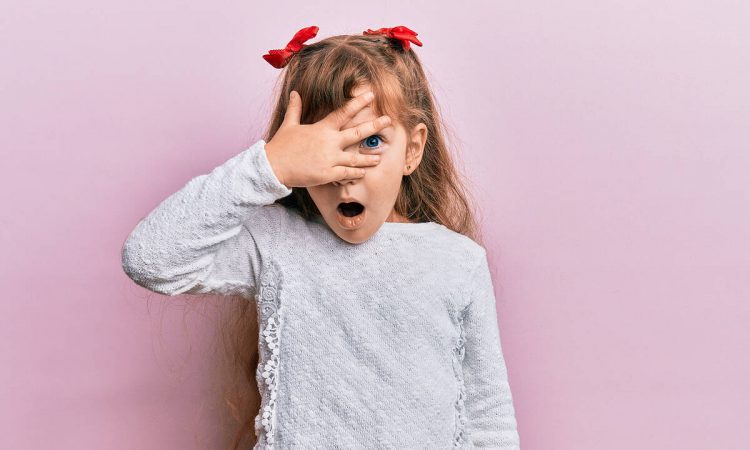 Ντροπαλό παιδί στο σχολείο: Απλά tips για να τονώσετε την αυτοπεποίθησή του
