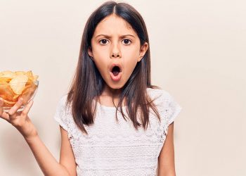 Πέντε σημάδια που μαρτυρούν ότι το παιδί σας τρώει πολύ αλάτι
