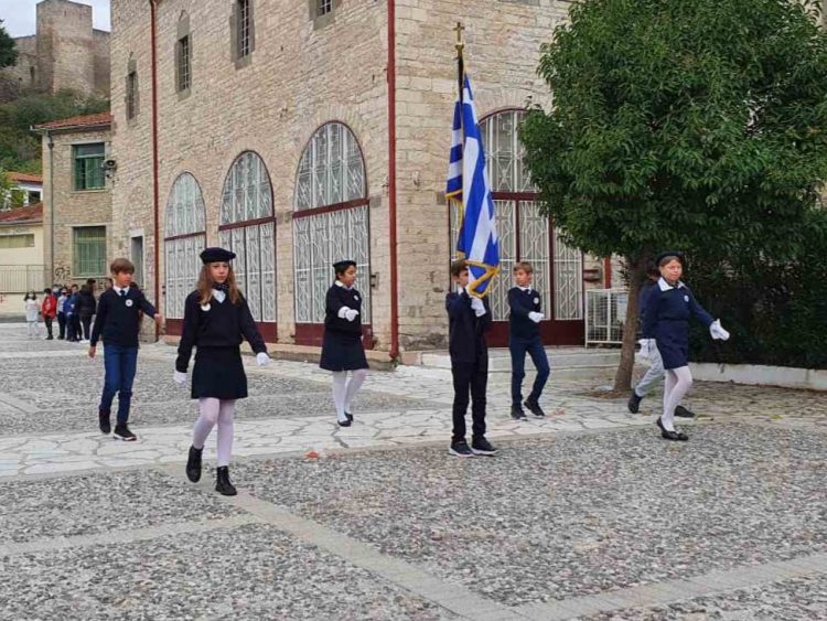 “Ιδιωτική”… παρέλαση έκαναν 6 μαθητές στα Τρίκαλα