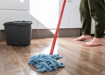 Τέσσερα λάθη που κάνετε όταν καθαρίζετε το ξύλινο πάτωμα