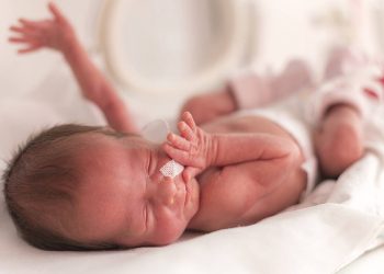 Έρευνα: Η φωνή της μητέρας δρα ως φυσικό «παυσίπονο» για τα πρόωρα μωρά