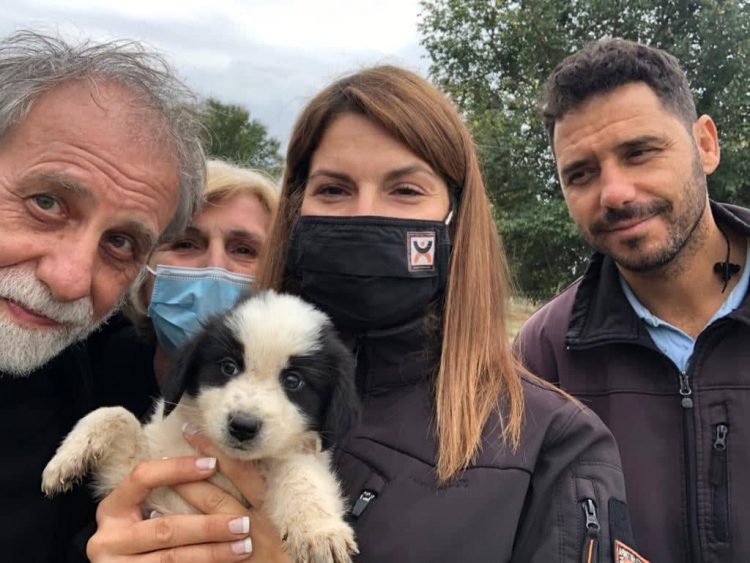 Σκυλάκι που είχε παγιδευτεί σε φρεάτιο διέσωσαν περίοικοι και Δημοτικοί Αστυνομικοί στο Ριζαριό Τρικάλων