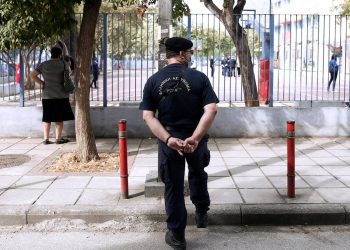 Βύρωνα: 22χρονος μπήκε στις τουαλέτες σχολείου χωρίς παντελόνι