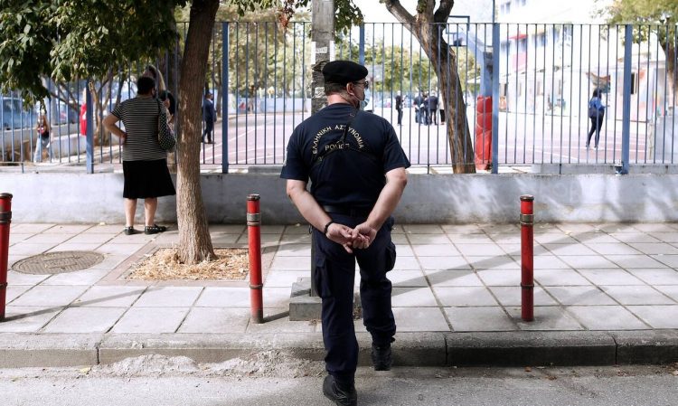 Βύρωνα: 22χρονος μπήκε στις τουαλέτες σχολείου χωρίς παντελόνι