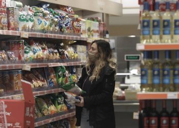 Τέλος μέτρων για σούπερ μάρκετ και λιανεμπόριο – Μόνο με εμβολιασμένους θέατρα, κινηματογράφοι