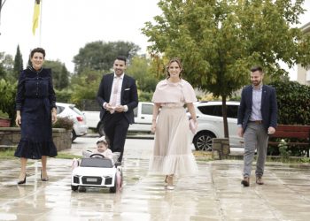Τρίκαλα: Λιλιπούτεια… σοφερίνα έφτασε με κάμπριο στην εκκλησία για τη βάφτισή της- Και το όνομα αυτής Αθανασία