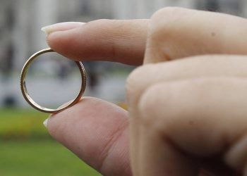 Λάρισα: Πυροσβέστες της αφαίρεσαν τη βέρα για να της σώσουν το δάχτυλο