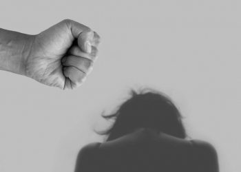 Οδηγός «απόδρασης» από μια βίαιη σχέση: Οι προειδοποιητικές ενδείξεις – Πότε κινδυνεύει μια ζωή;