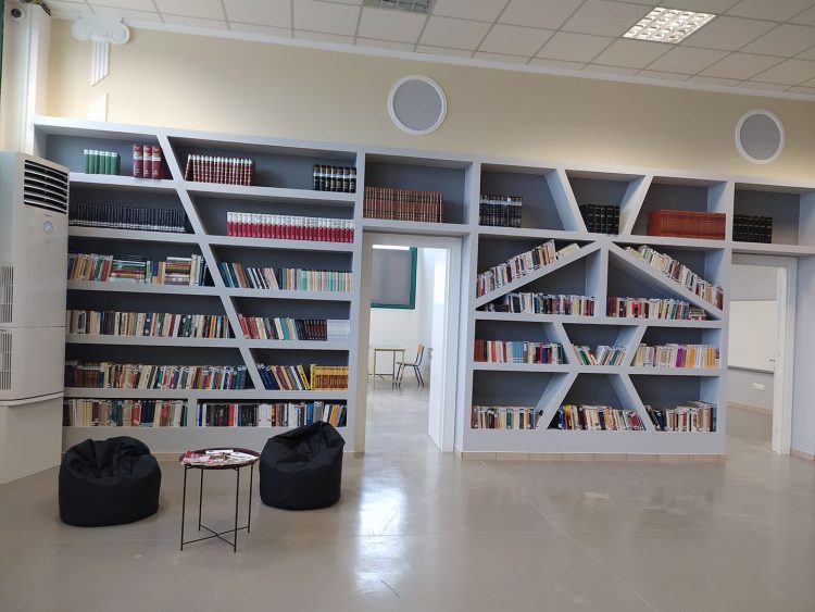 Κλειστές πόρτες, ανοικτοί… ορίζοντες στις φυλακές Τρικάλων- Εγκαινιάστηκε ο πολυχώρος/βιβλιοθήκη