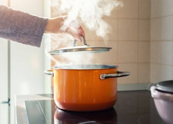 Τέσσερα κόλπα για να βράσει το νερό πιο γρήγορα