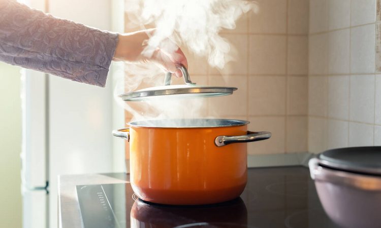 Τέσσερα κόλπα για να βράσει το νερό πιο γρήγορα