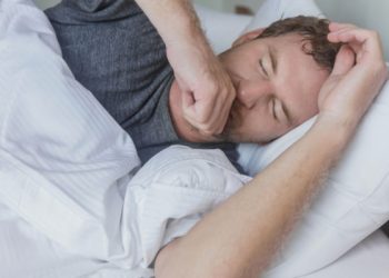 Γιατί ο βήχας χειροτερεύει το βράδυ και τι κάνουμε για να μειωθεί και να κοιμηθούμε