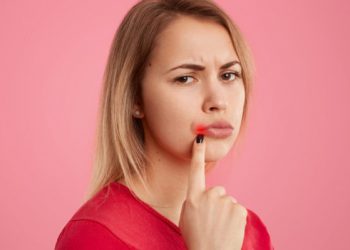 Έρπης στο στόμα: Αίτια, συμπτώματα, πρόληψη και αντιμετώπιση – Γιατί βγαίνει ανά περιόδους