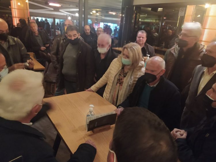 Θερμή υποδοχή του Γιώργου  Παπανδρέου στα Τρίκαλα (Φωτό και Video)