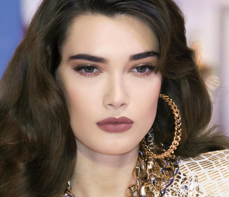 Hey brunette! Έχουμε όλα τα χρώματα για τα δικά σου χείλη