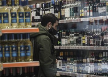 Νέα μέτρα: Τι απαγορεύεται να πωλούν από σήμερα τα σούπερ μάρκετ