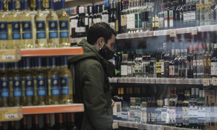 Νέα μέτρα: Τι απαγορεύεται να πωλούν από σήμερα τα σούπερ μάρκετ