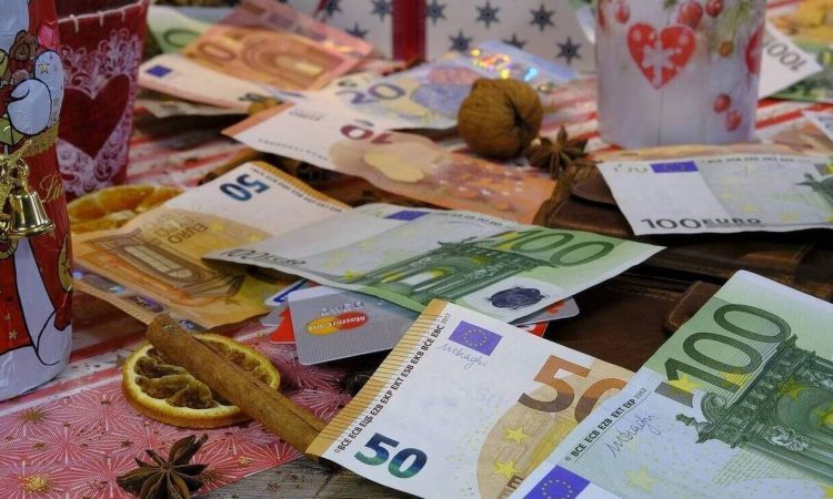 Δώρο Χριστουγέννων 2021: Πότε θα καταβληθεί – Ποιοι είναι οι δικαιούχοι