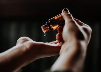 Έλαιο σταφυλιού: Τα οφέλη του στην επιδερμίδα και η σωστή χρήση του (+4 προϊόντα για να διαλέξεις)
