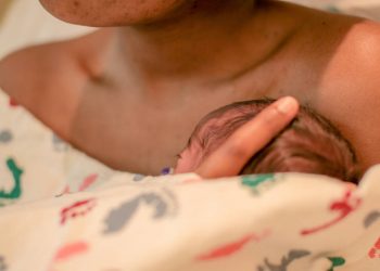 Πώς η επαφή δέρμα με δέρμα ωφελεί το νεογέννητο μετά τη γέννα