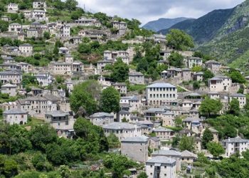 Συρράκο, ο πέτρινος παραδοσιακός οικισμός που «ξαπλώνει» απέναντι από τα Τζουμέρκα