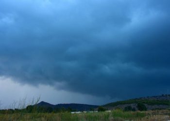Καιρός: Παρασκευή με καταιγίδες και πτώση της θερμοκρασίας – Η πρόγνωση για το Σαββατοκύριακο