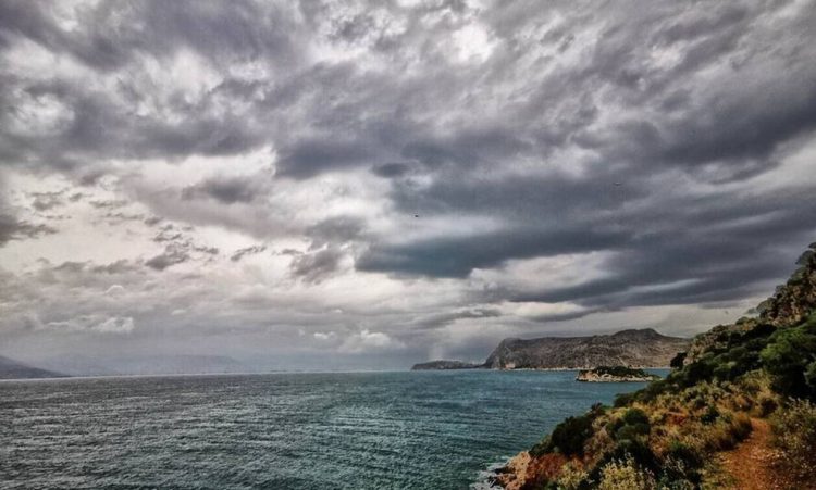 Καιρός: Συννεφιασμένη Κυριακή με βροχές και καταιγίδες – Πού θα βρέξει (χάρτες)