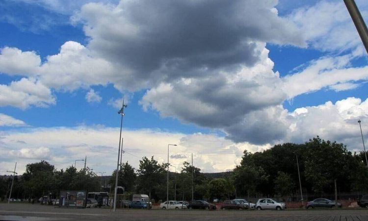 Καιρός: Με τοπικές νεφώσεις και ηλιοφάνεια η Κυριακή – Ισχυρές βροχοπτώσεις από Δευτέρα