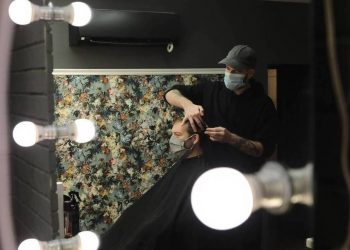 Νέα μέτρα: Τι ισχύει από σήμερα στα κομμωτήρια για τους μη εμβολιασμένους