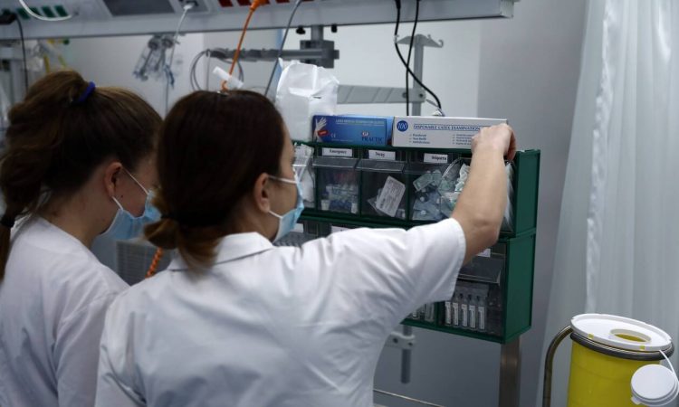Κορονοϊός: Δύο διασωληνωμένοι πέθαναν εκτός ΜΕΘ στο «Λαϊκό» – «Κραυγή» αγωνίας από τους εργαζομένους