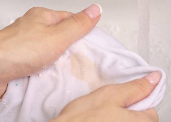 Λεκές από αίμα στα ρούχα: Οι πιο αποτελεσματικοί τρόποι να τον αφαιρέσετε
