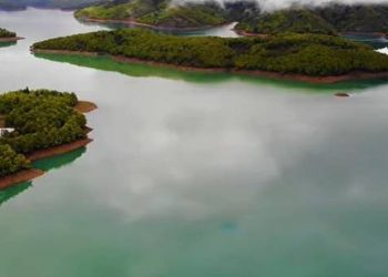 Η υπέροχη λίμνη Πλαστήρα πλαισιωμένη με φθινοπωρινά χρώματα