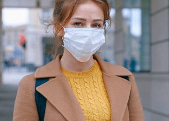 Αυτό είναι το μυστικό για να μη φεύγει το κραγιόν κάτω από τη μάσκα σου