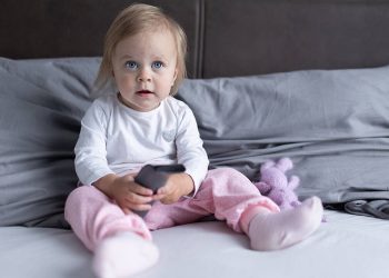 Μπορούν ή όχι τα μωρά και τα νήπια να παρακολουθούν τηλεόραση;