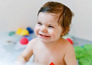 Μπορώ να κάνω μπάνιο το μωρό μετά το φαγητό; (εικόνες)