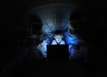 Blue Light – Πόσο επικίνδυνο είναι για τα παιδιά (και όχι μόνο)