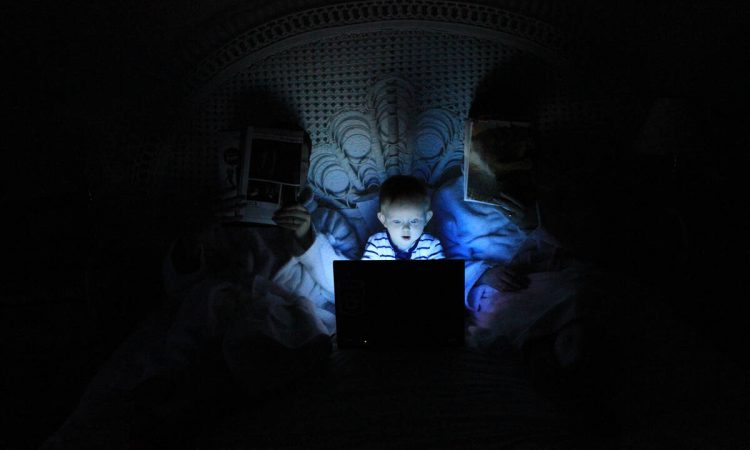 Blue Light – Πόσο επικίνδυνο είναι για τα παιδιά (και όχι μόνο)
