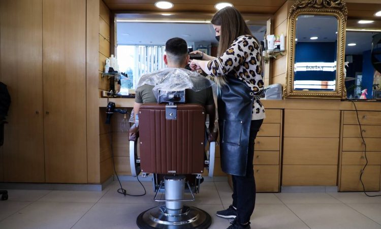 Κομμωτήρια: Τι αλλάζει από το Σάββατο 6 Νοεμβρίου για τους μη εμβολιασμένους