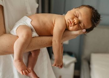 Μωρά κοιμούνται στα χέρια των γονιών τους – Υπέροχο φωτογραφικό άλμπουμ