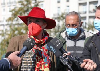 Ολλανδή δημοσιογράφος: Στην πορεία του Πολυτεχνείου με το «γνώριμο» κόκκινο καπέλο της
