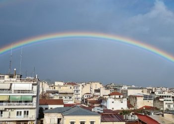 Το ουράνιο τόξο “αγκάλιασε” τον Τρικαλινό ουρανό χαρίζοντας μοναδικές εικόνες