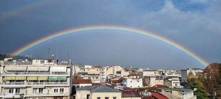 Το ουράνιο τόξο “αγκάλιασε” τον Τρικαλινό ουρανό χαρίζοντας μοναδικές εικόνες