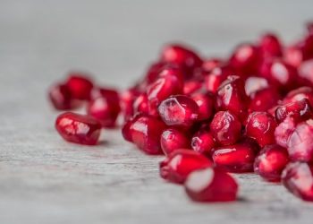 DIY Time! Φτιάξε την πιο εύκολη μάσκα λάμψης και αντιγήρανσης με το φρούτο των Χριστουγέννων